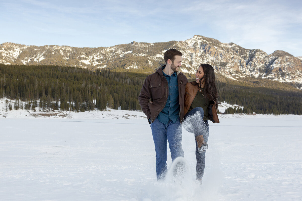 Shanna-Mae-Photography-Montana-Photographer-Winter- Snow-Engagement-Wedding-Poses-Hyalite-Ennis-Bozeman-Big-Sky-004