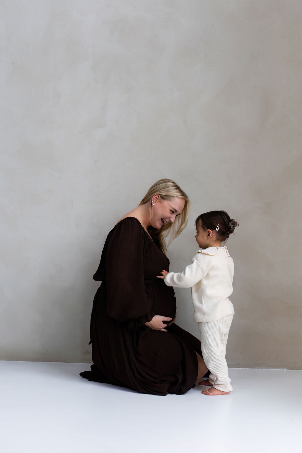 Zwangerschapsshoot in daglicht studio Atelier Oost Amsterdam