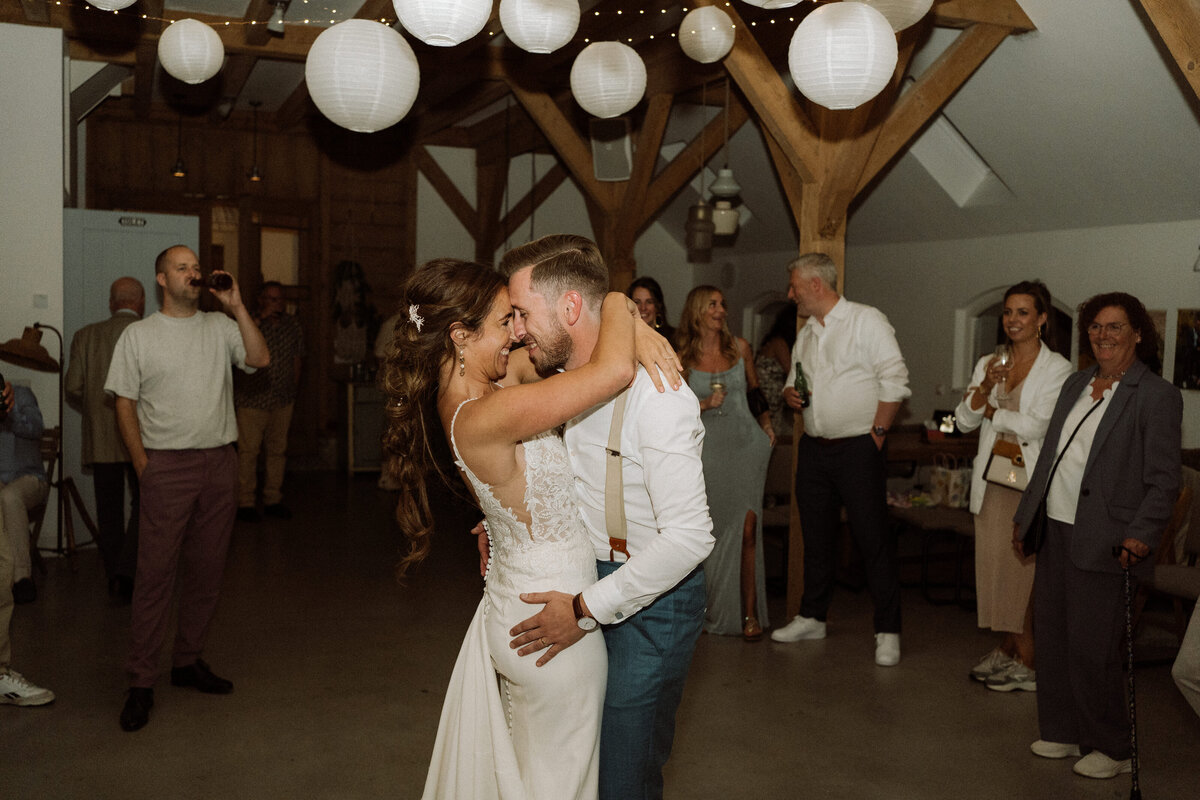 Sfeervolle bruiloft bij Nigtevecht Freeland Farm, met een persoonlijk aangekleed decor en het bruidspaar dat geniet van een lange borrel in een gezellige, intieme sfeer. First dance. 