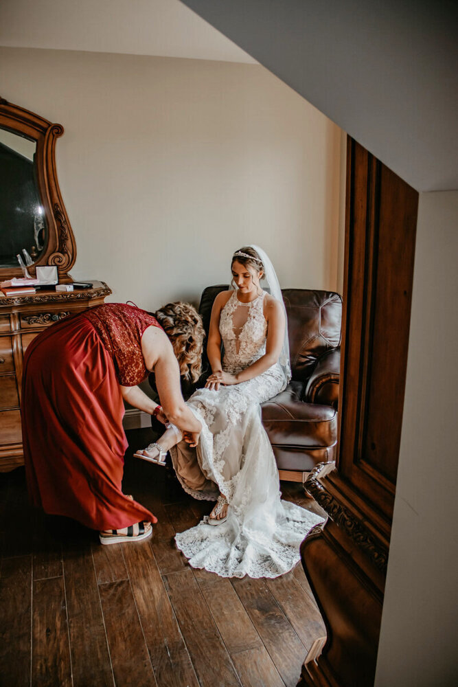 des-moines-wedding-photographer-bride-getting-ready-whispering-waters-new-london-missouri-storyteller-collective-photo-co