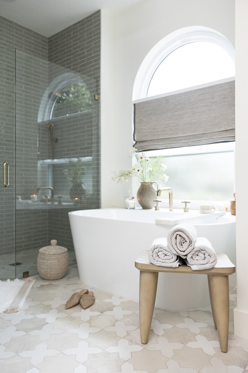 dewine design orlando interior designer belle isle bathroom with tile shower and standing tub