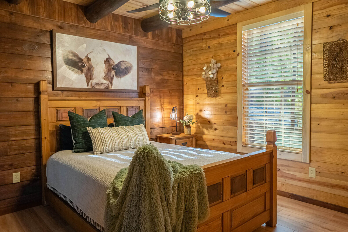 Inviting queen bedroom inside Wolfpen Gap cabin near Mena, AR