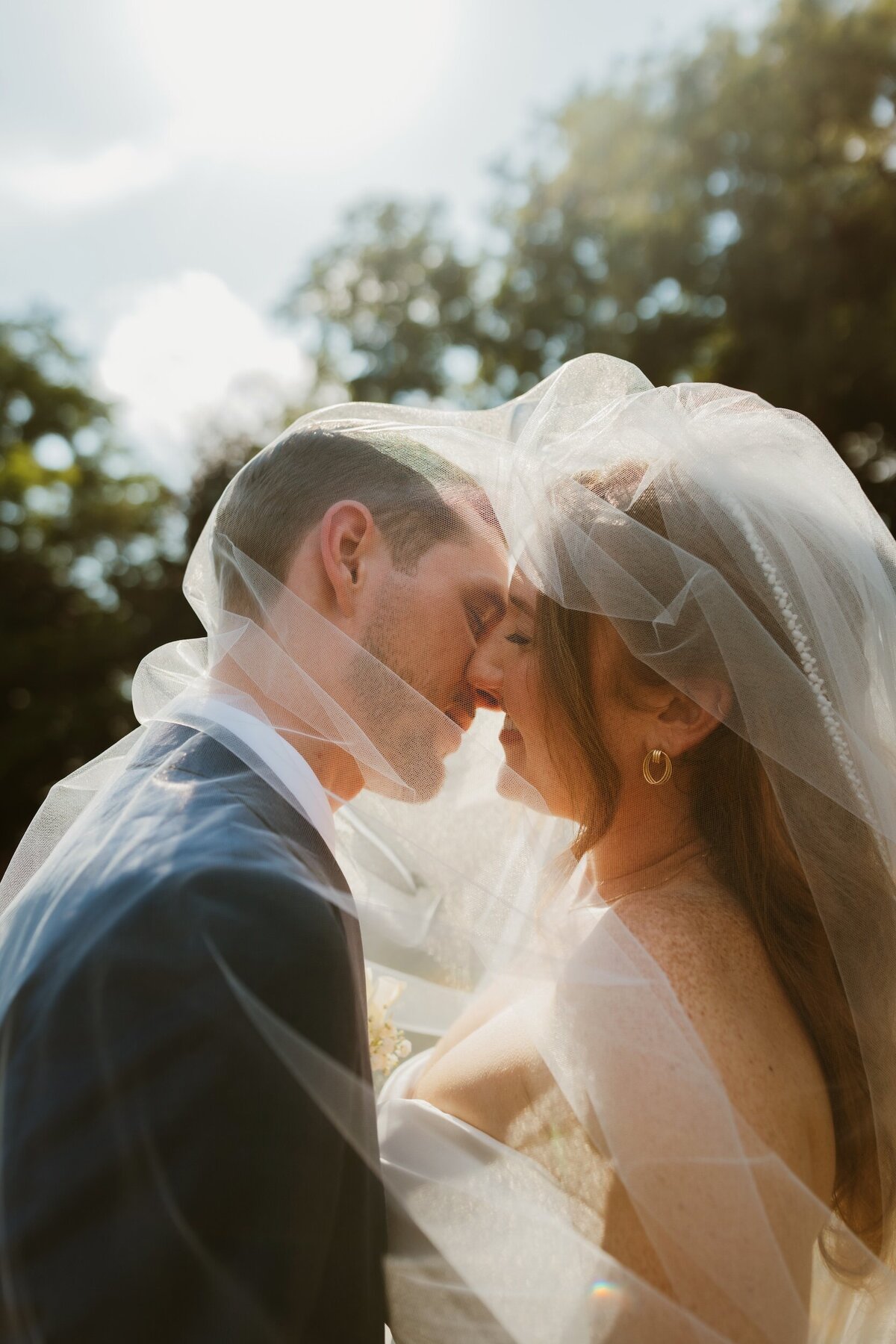 bride-and-groom-veil-wedding-pcitures