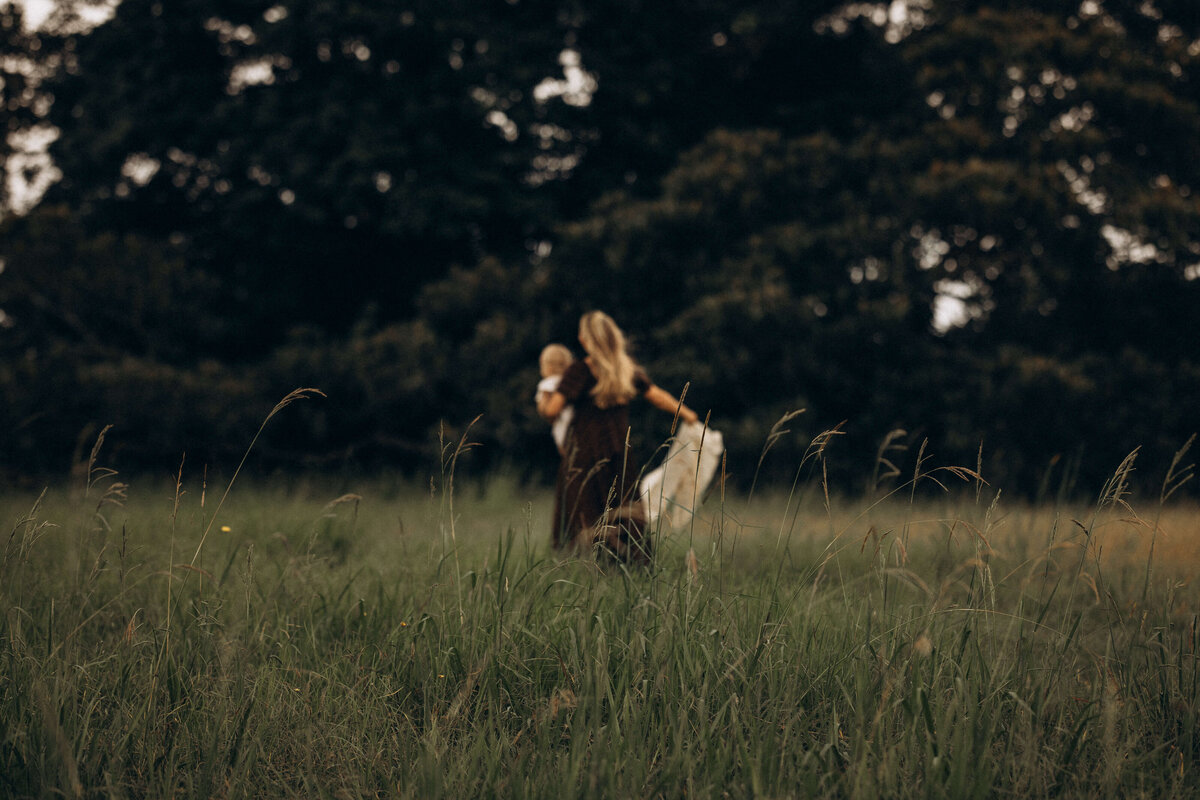 sunshine-coast-motherhood-photographer-moody-field-session