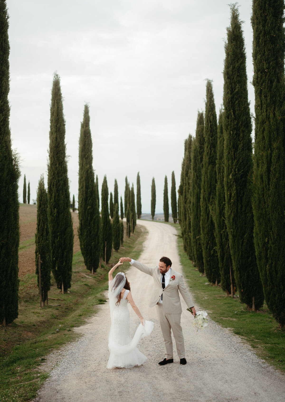 the_chaffins_international_destination_wedding_elopement_photographers_sammie_chaffin_micah_editorial_adventure_photos_travel_tuscany_italy_19