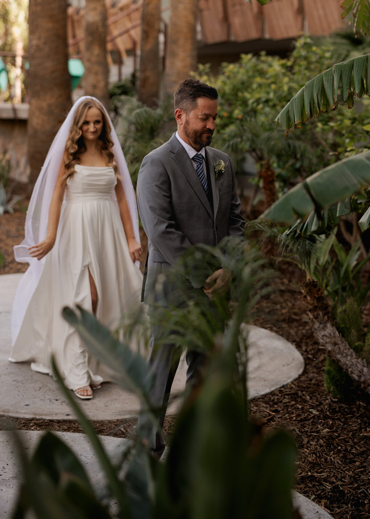 Scottsdale desert wedding venue with bride and groom photographed by Kollar Photography