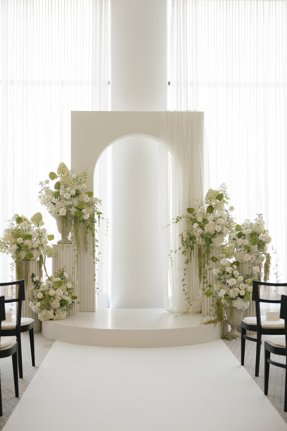 elegant-white-floral-wedding-ceremony-four-seasons