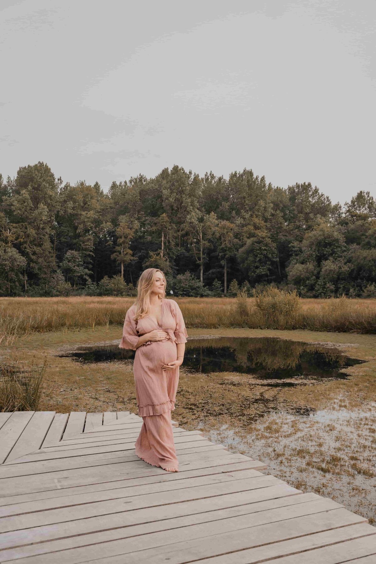 zwangere vrouw aan het wandelen