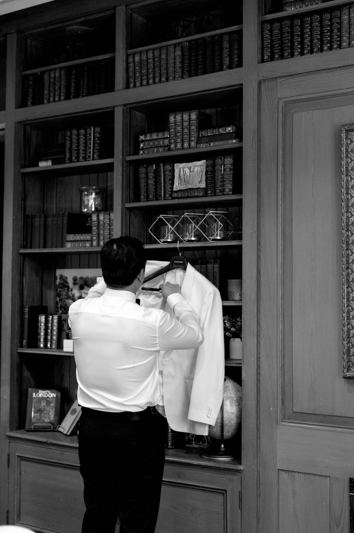 HardingWaterfrontEstateMississaugaWeddingGroomGettingReady-43