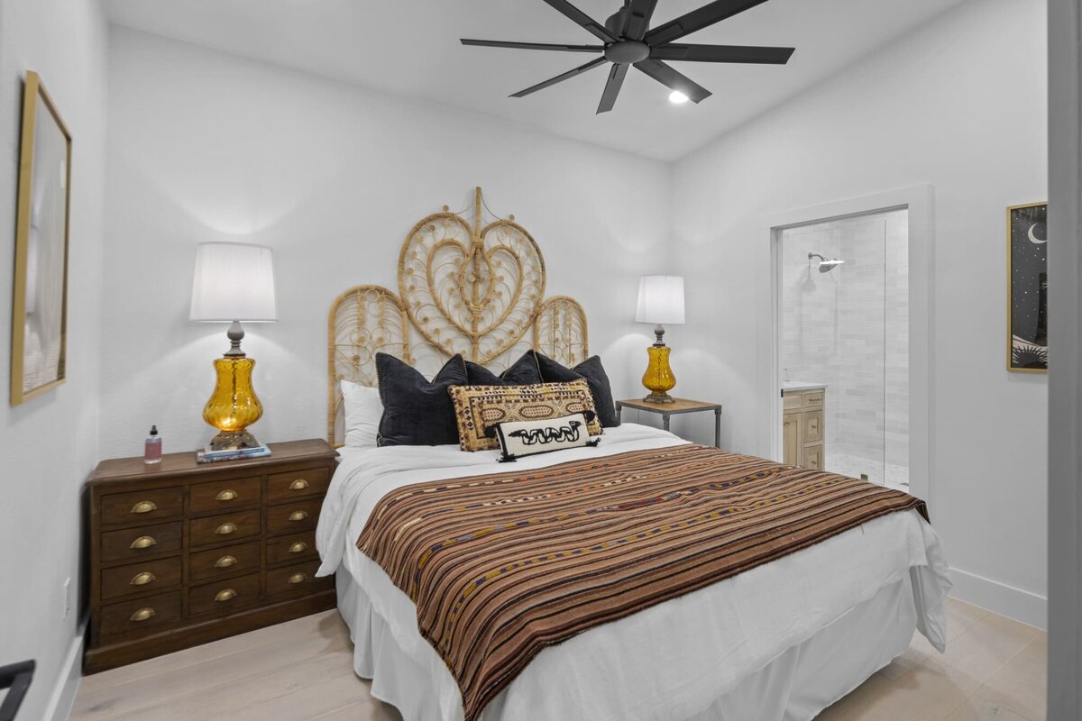 Double bedroom with ceiling fan