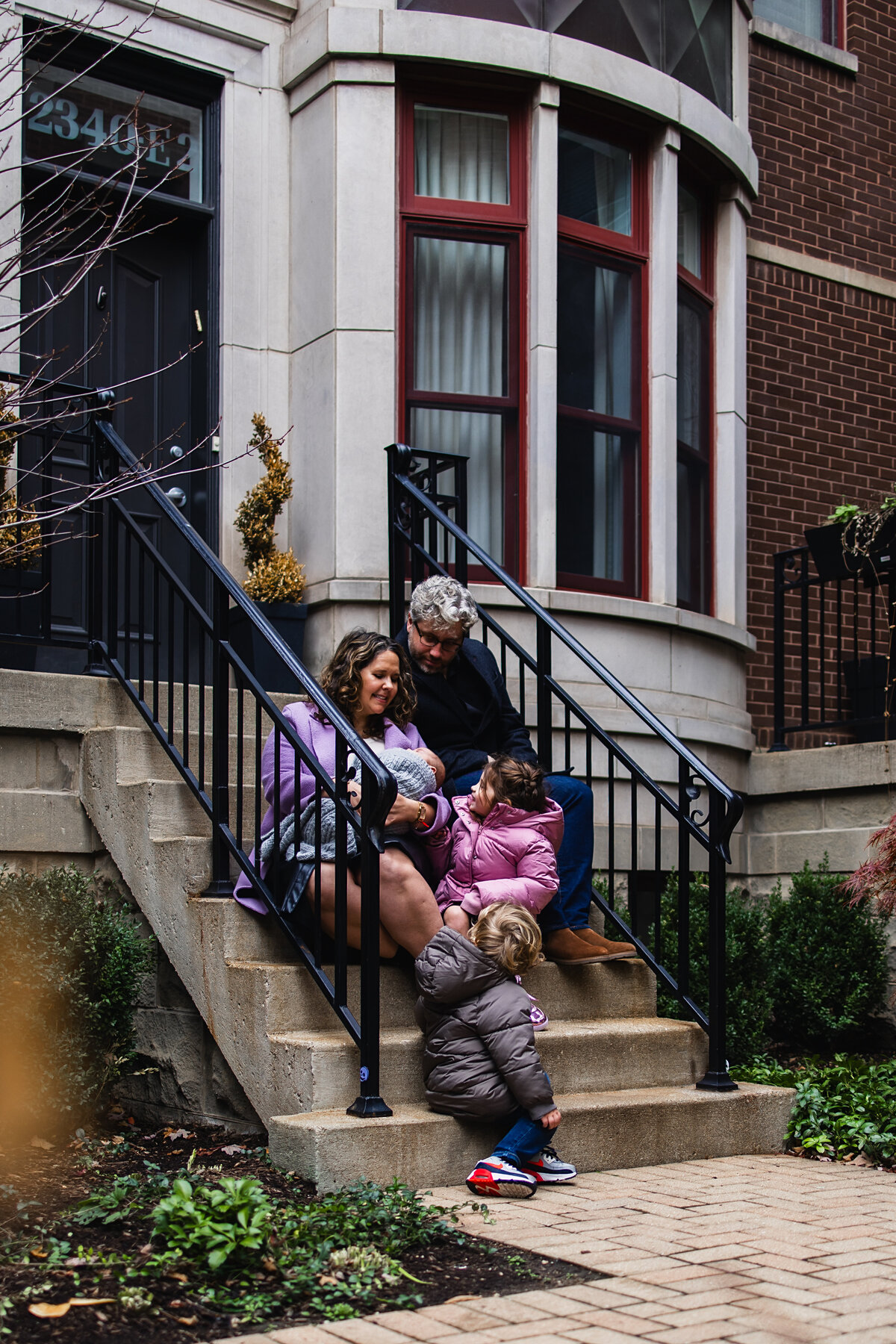 in home newborn lifestyle family photoshoot in chicago