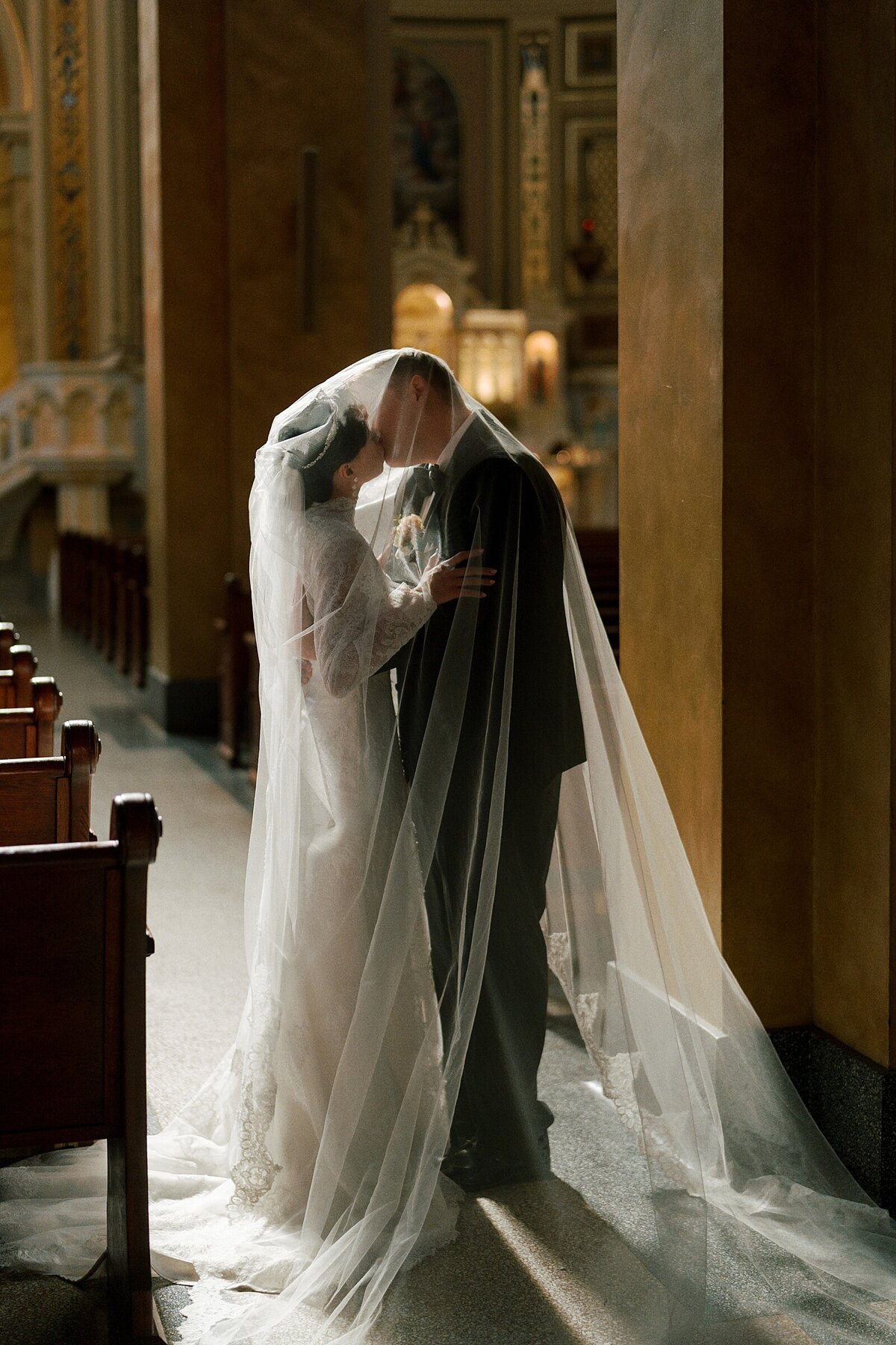 Wedding-Pictures-at-Saint-Mary-of-the-Angels-Catholic-Church-In-Chicago-Illinois-by-Catholic-Wedding-Photographer-_0031