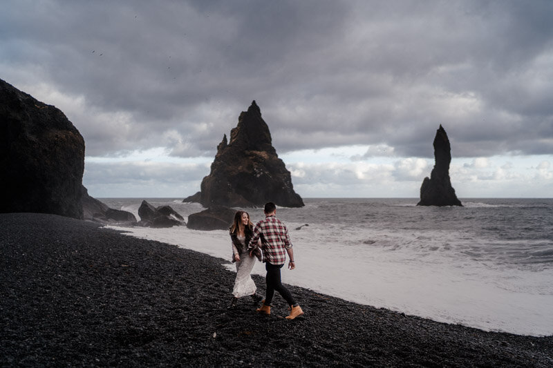 Séance couple sur la plage volcanique de Djúpalónssandur, Islande, pour leur elopement