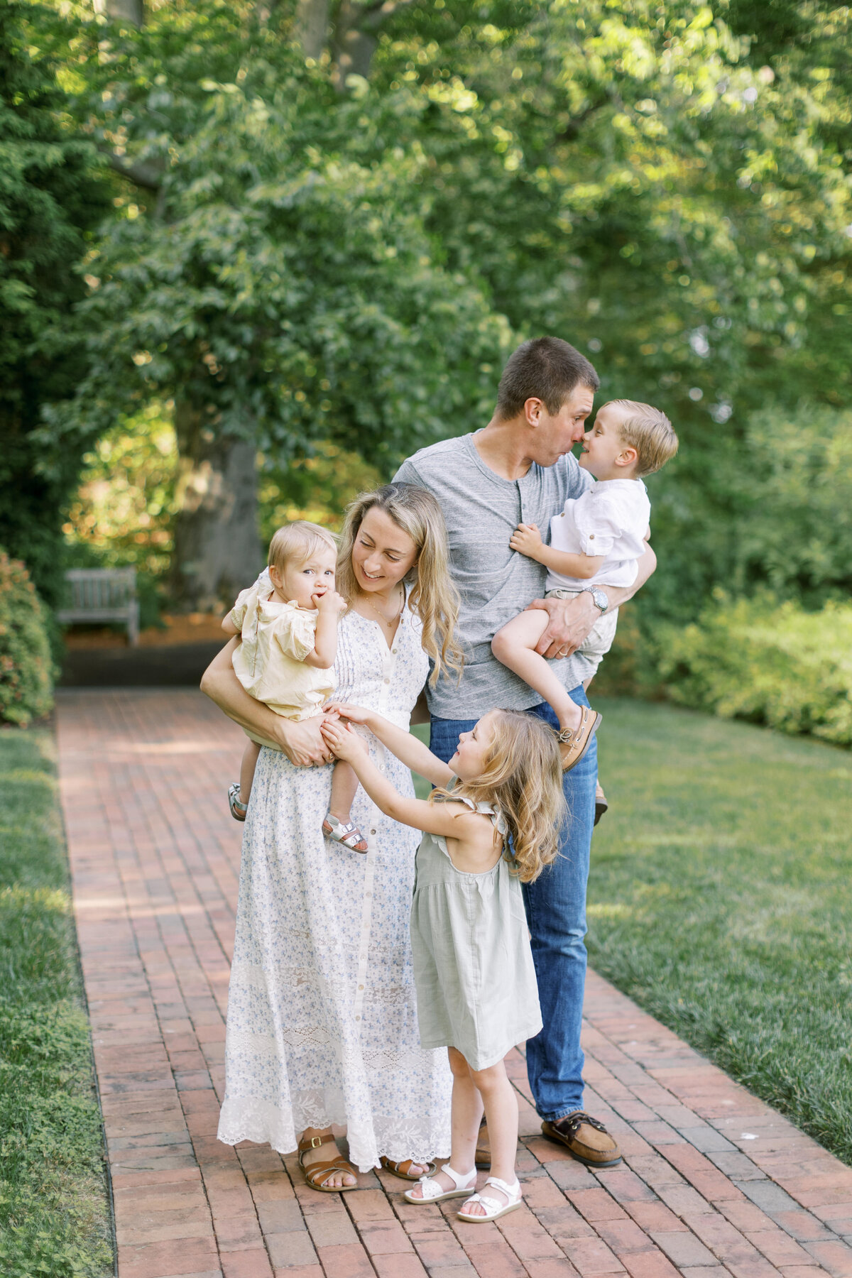 Family portrait session in a Philadelphia park - 3