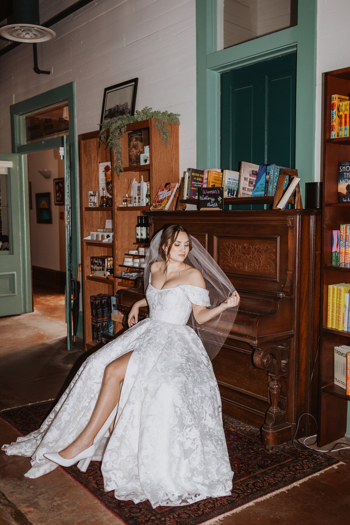 TessLesliePhotos-bookstore-bridals-in-austin-texas-052