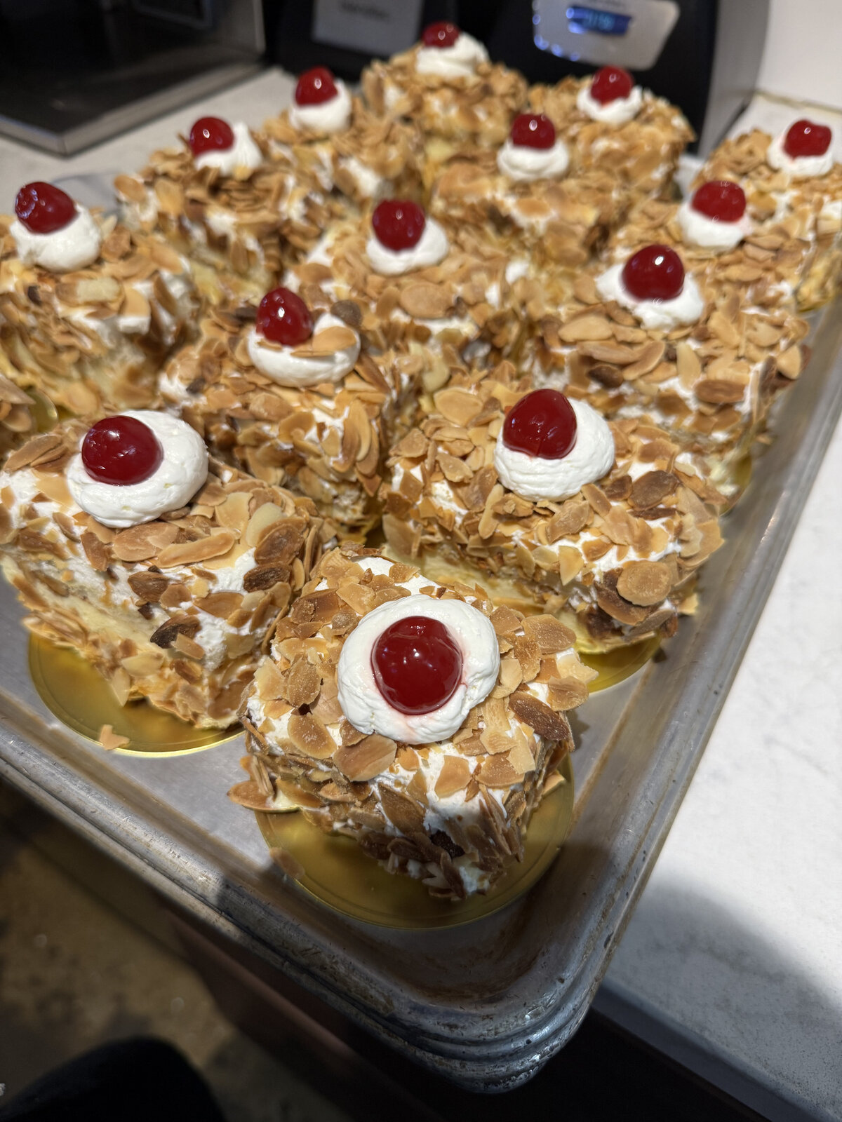 mini-cakes-with-fruit-topping-regina