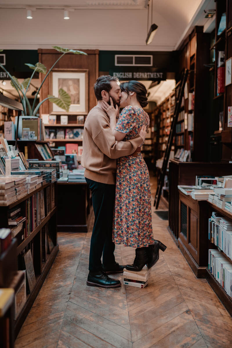 Séance couple intime et poétique dans la Librairie Galignani à Paris, avenue de Rivoli, entre les rayons de livres anciens.