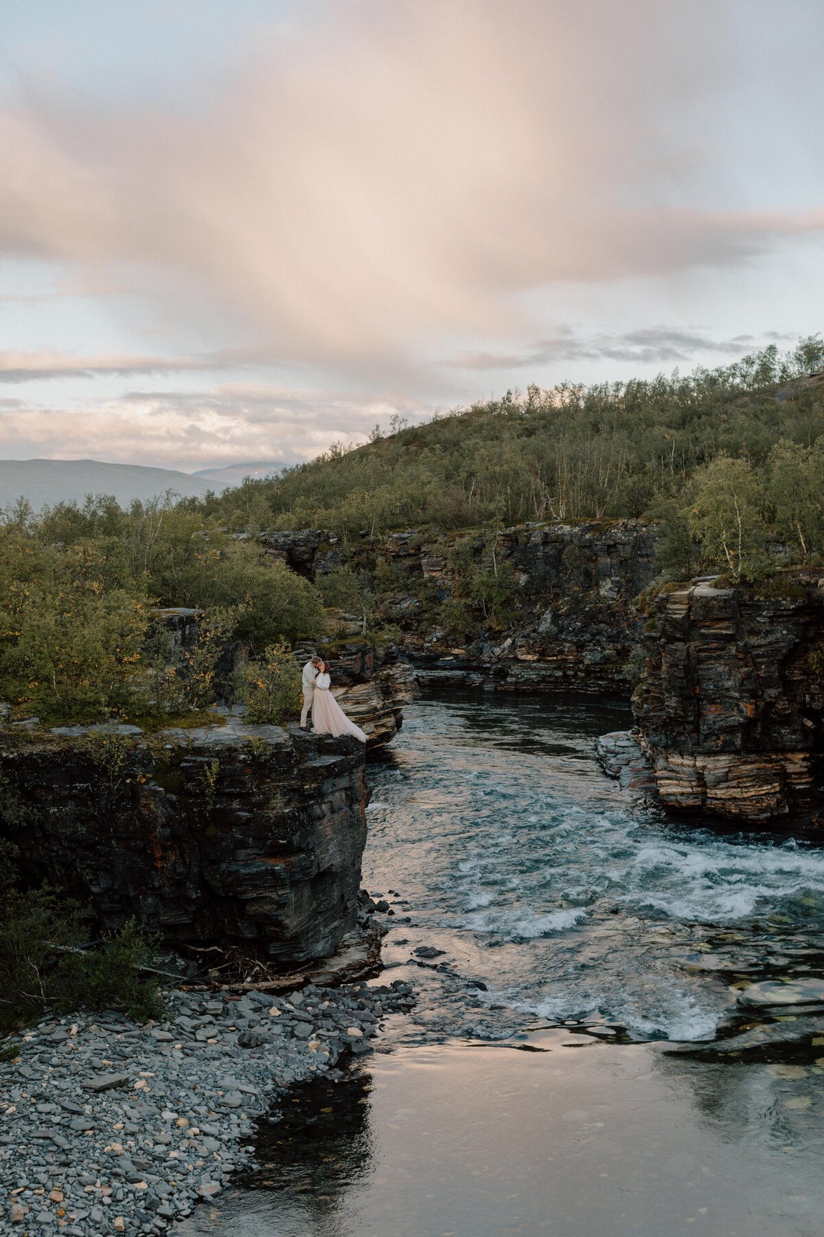 autumn-wedding-kiruna-lapland-photographer-elopement-björkliden-bröllop-bröllopsfotograf_8