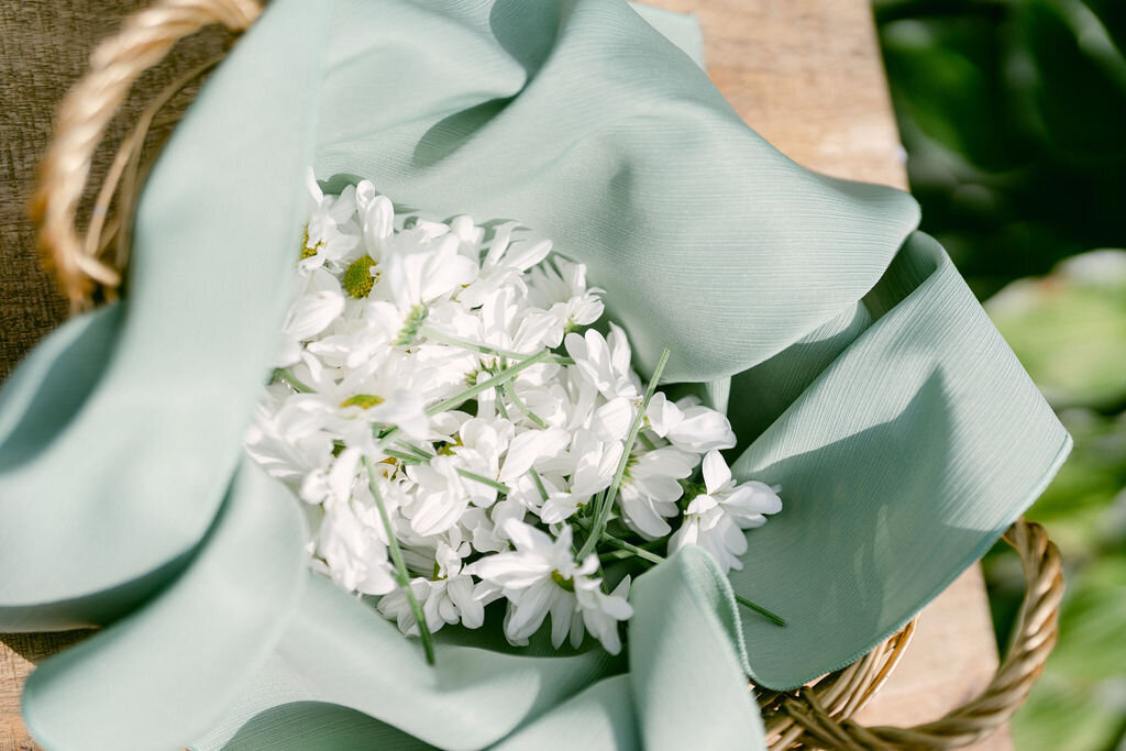 white-daisy-sorority-flowers-wedding-ceremony