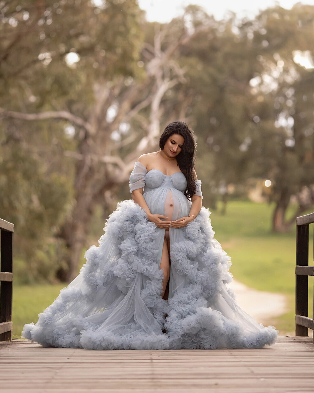 MATERNITY_PREGNANTWOMAN_ASIANWOMAN_BLUEDRESSOUTDOORSFIELD