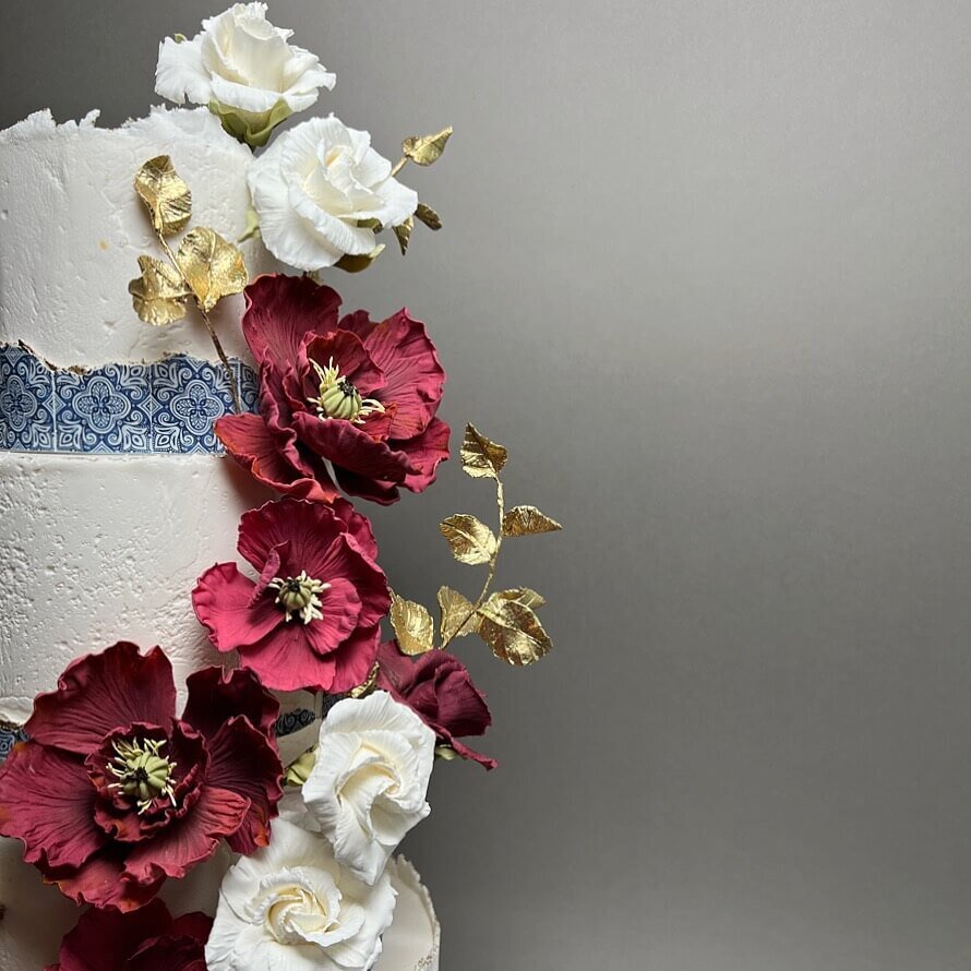BB_Wedding_Cake_Blue_tiles_sugar_Flowers1