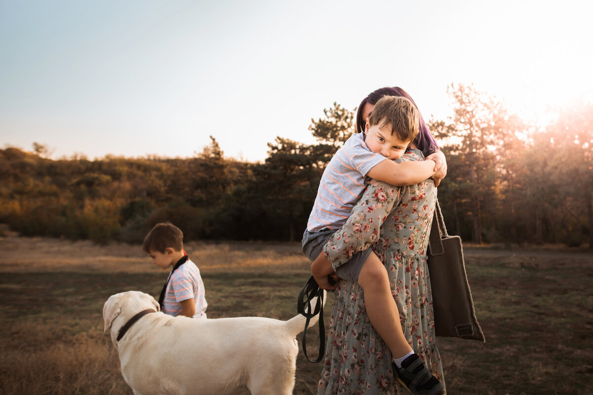 Family_photoshoot_open_field_hills_of_East_Bay_SoPoDesigns_photography (4)