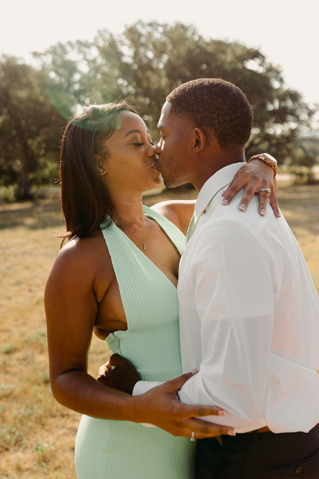 How to propose in Austin couple kissing in the sunlight