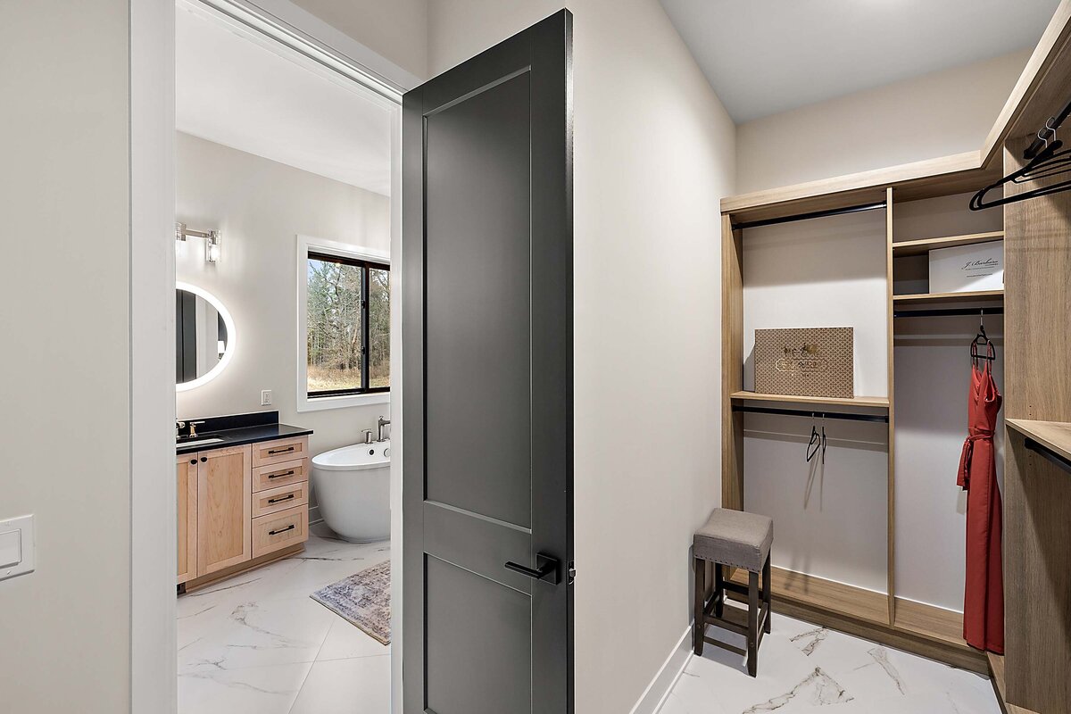 38-70802 Renata New Staging-38