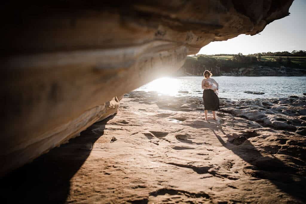 sydney-beach-mother-breastfeeding-baby-during-sunset