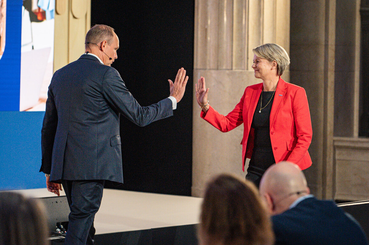 banking-conference-speaker-onstage-press-release-london-marc-james-photography-15