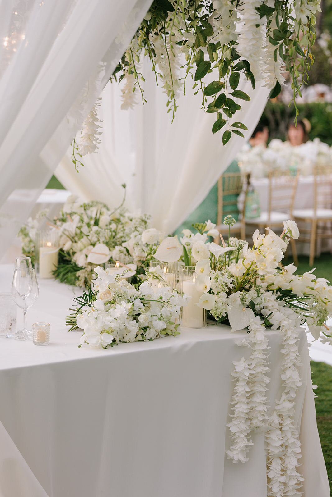 headtable - hanging installation - white wedding - in hawaii