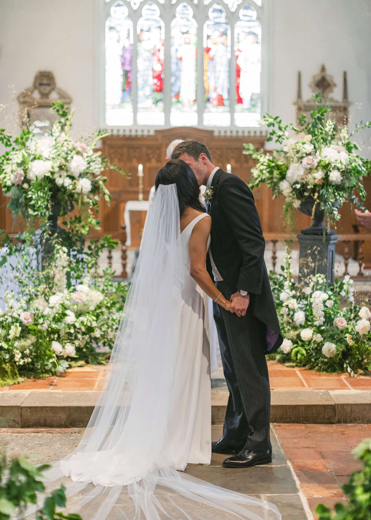 chloe-winstanley-weddings-english-ceremony-first-kiss