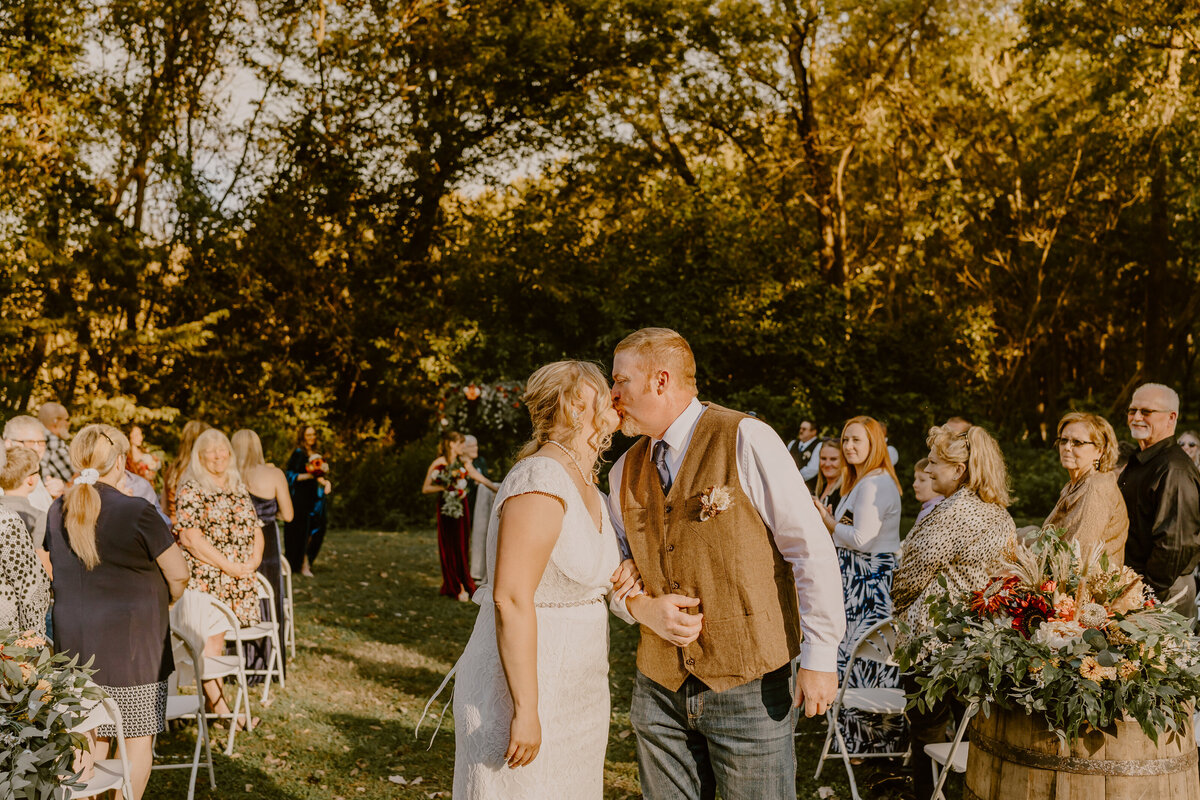 storyteller-collective-photo-co-outdoor-wedding-ceremony-kiss-walnut-woods-state-park-west-des-moines-iowa