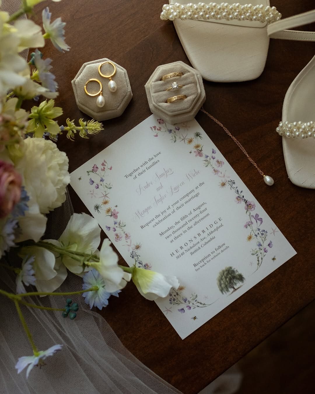 eeek!!! details from M & A’s wedding day 🐚captured by the best @akikoarchive (1)