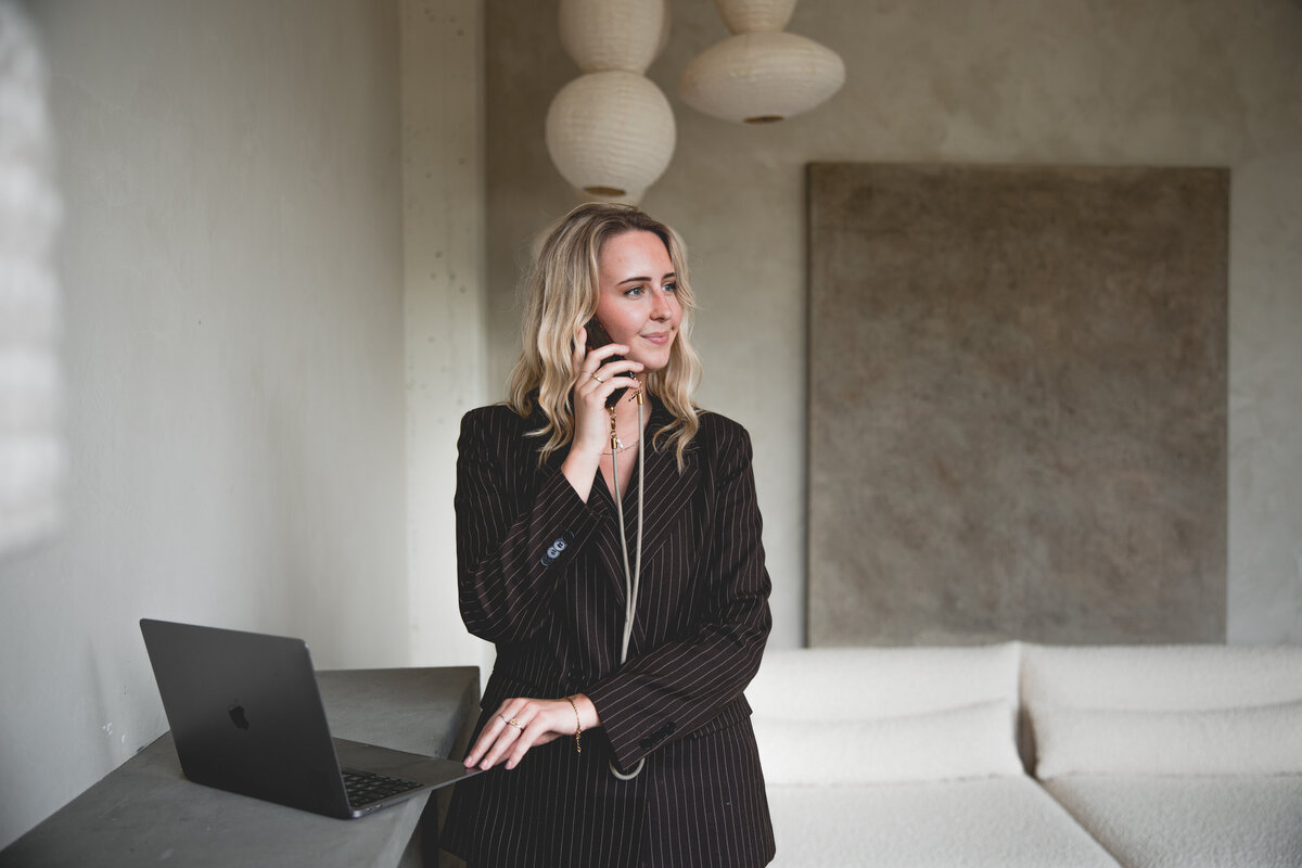 Eigenaar Juma Marketing bellend met ondernemer over marketing bureau in Limburg
