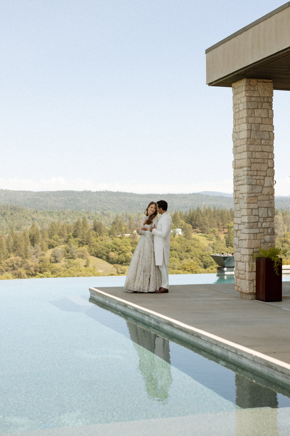 couple-infinity-pool-wedding