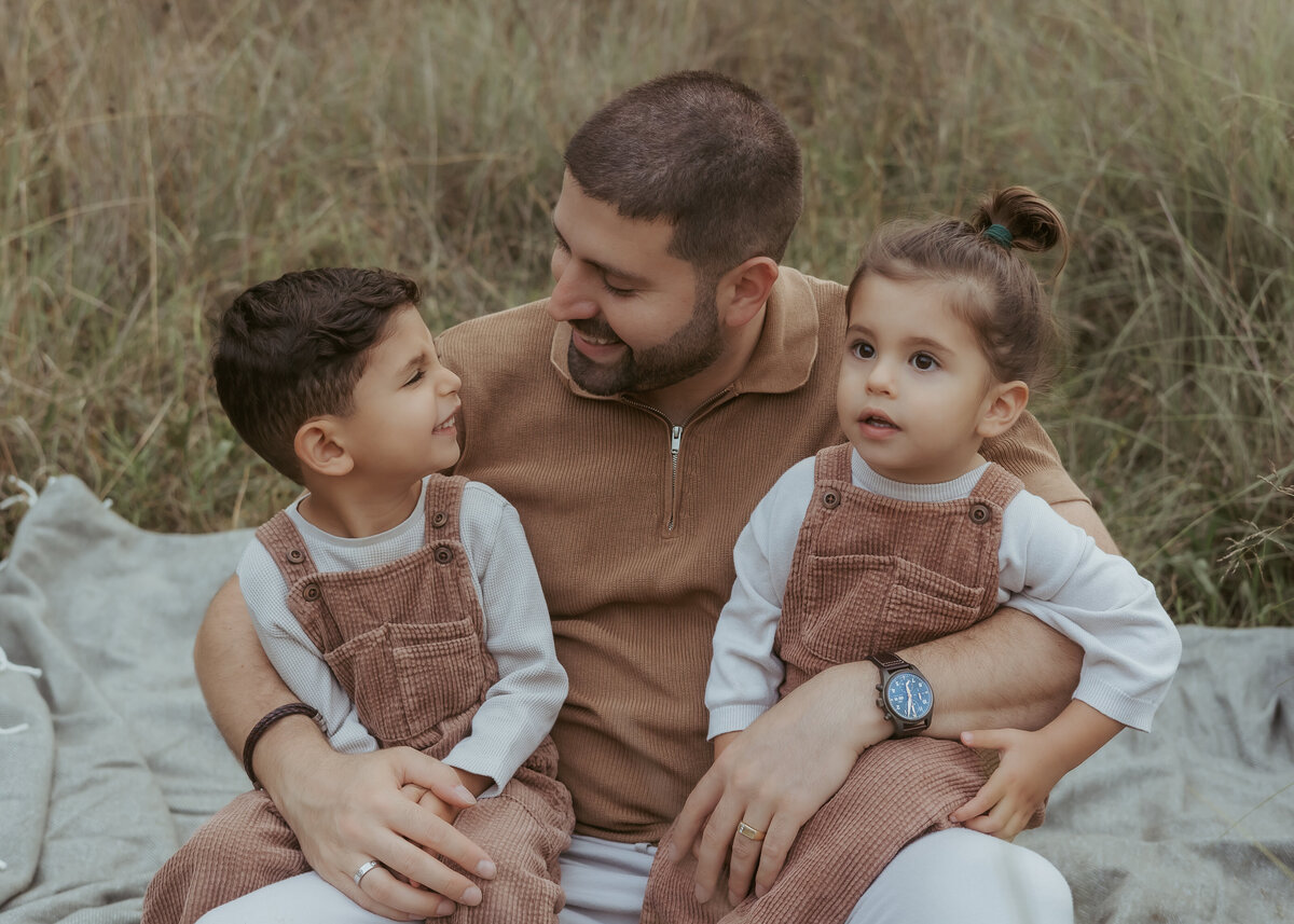 Sydney-Family-photography-Grassy-field-emotive-storytelling-05