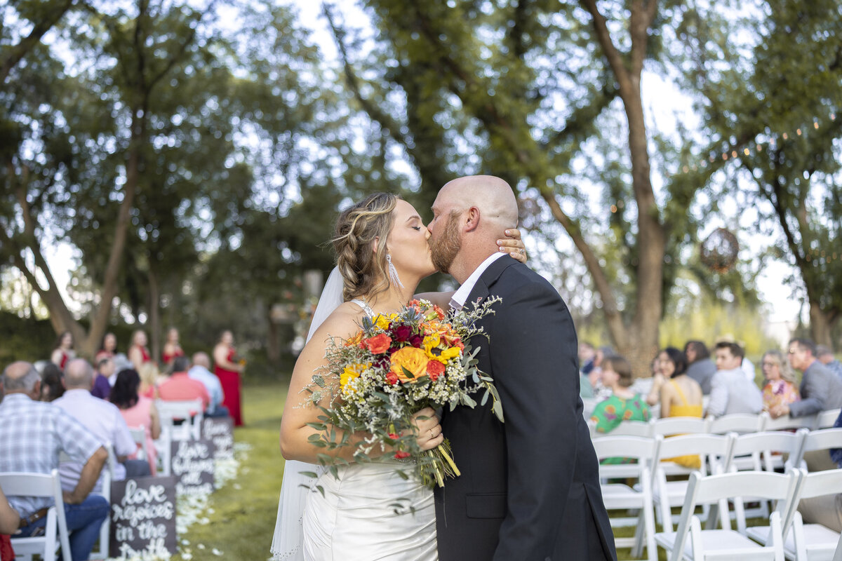 Floral details on wedding cake