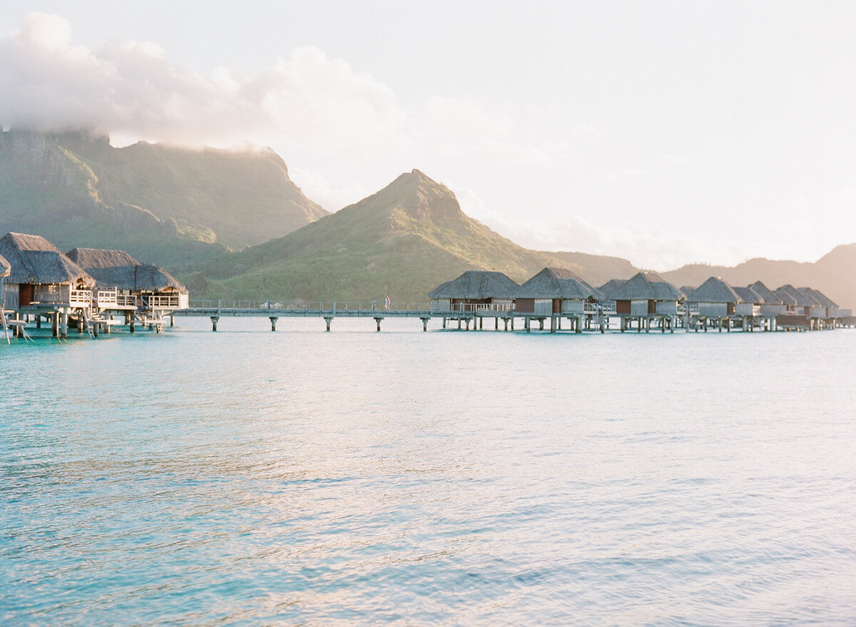 Intimate wedding at the four seasons, view on the overwater bungalow (Bora Bora)