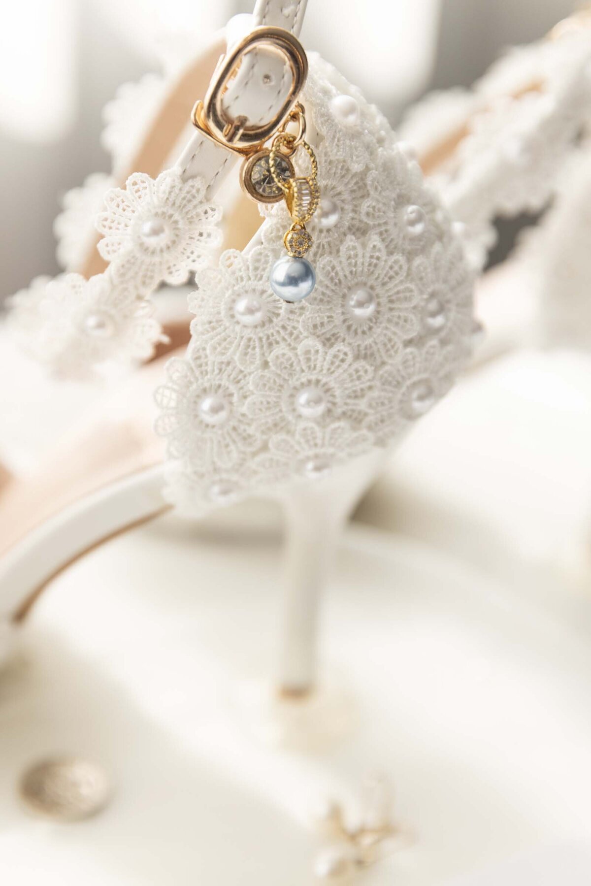 bridal-lace-heels-pearl-earrings