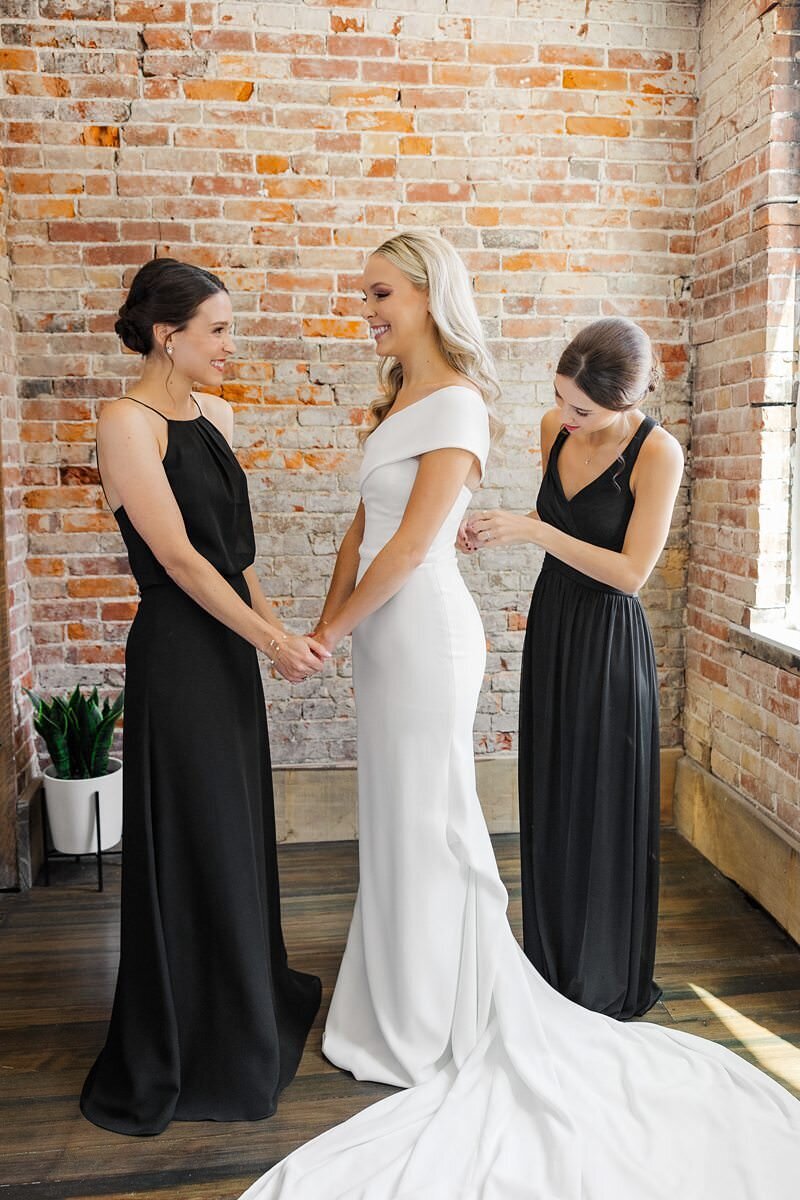 Bride Getting Ready with Mom and Bridesmaids at The Loft on 6th056