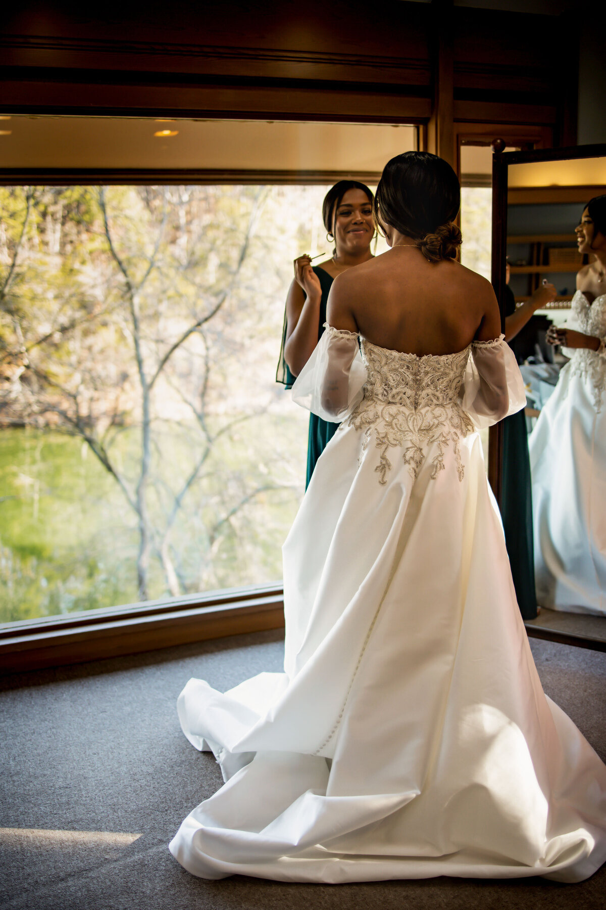 a bride gets ready for the ceremony in Bella Vista Arkansas