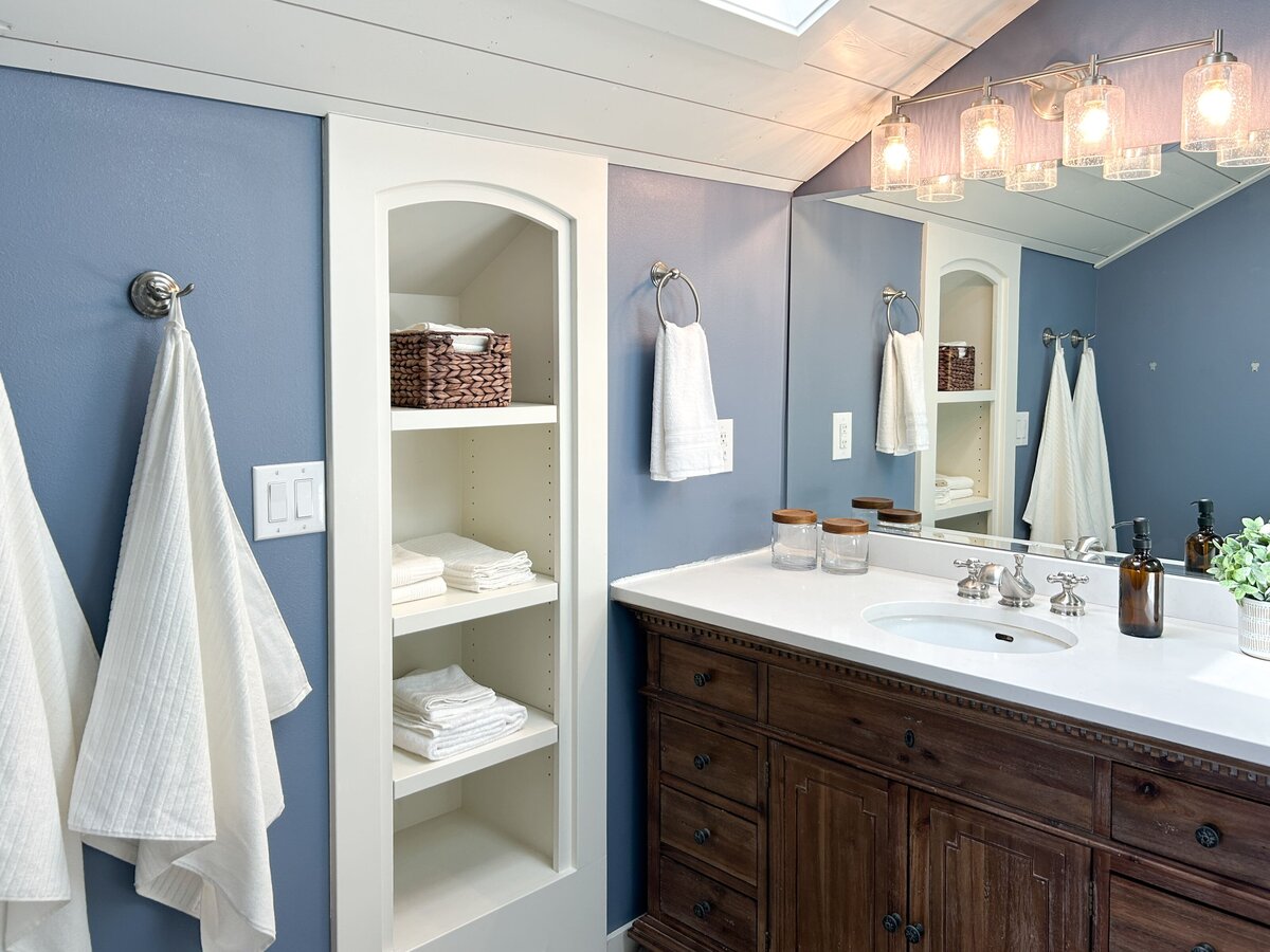 occupied-staging-everett-bathroom-modern-mollusk-2