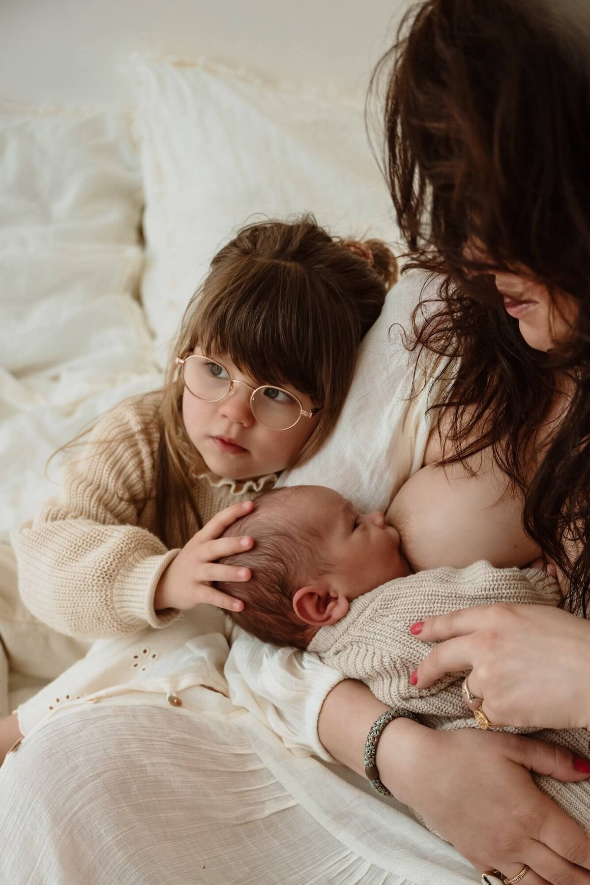 Borstvoeding sessie newbornshoot in daglicht studio