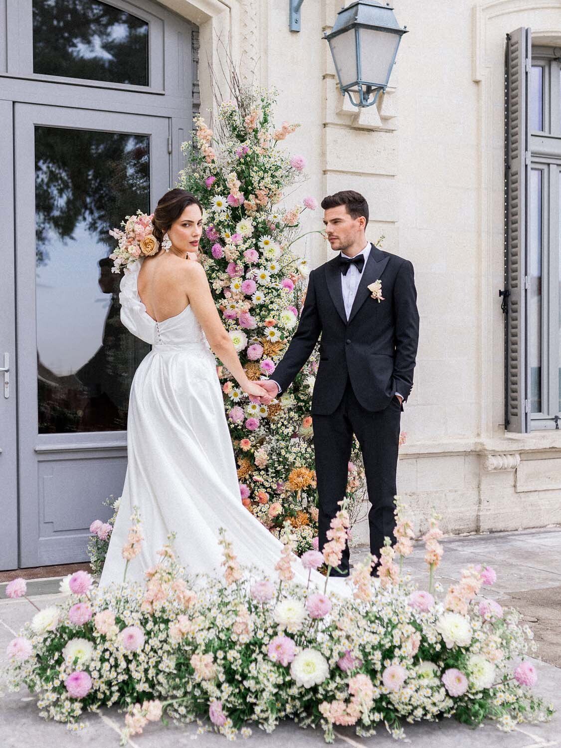 Colorful couture wedding at luxury hotel chais Monnet in Cognac - Veronique Lorre artistic direction floral designer33
