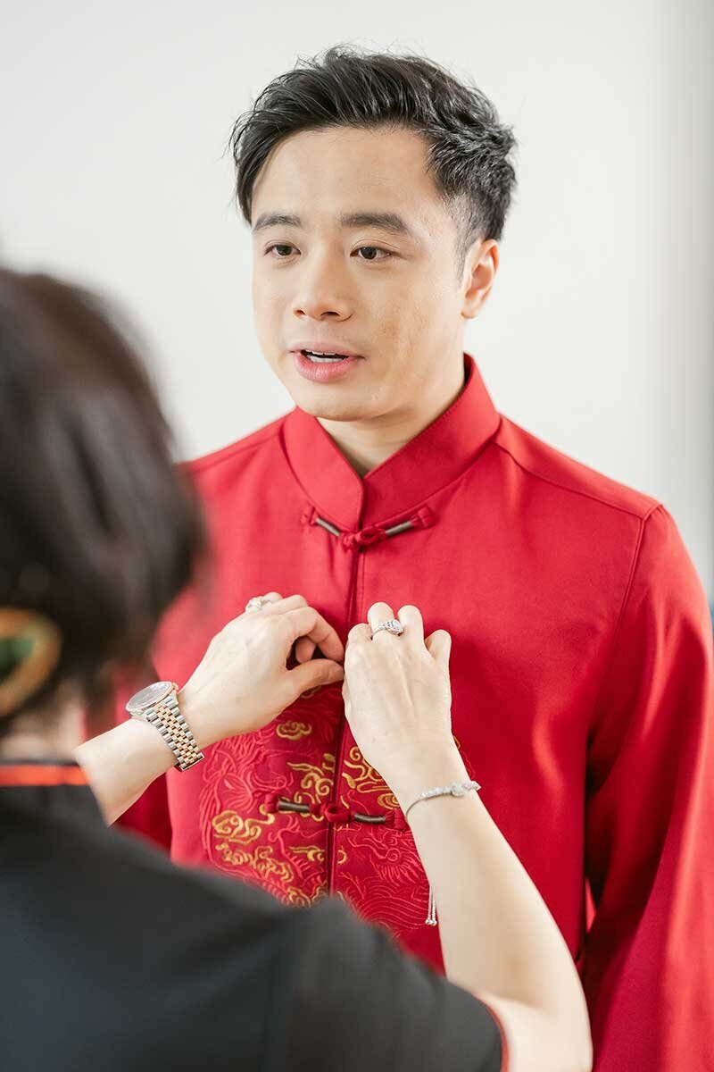 Groom Getting Ready for Chinese Tea Ceremony at Eolia Mansion