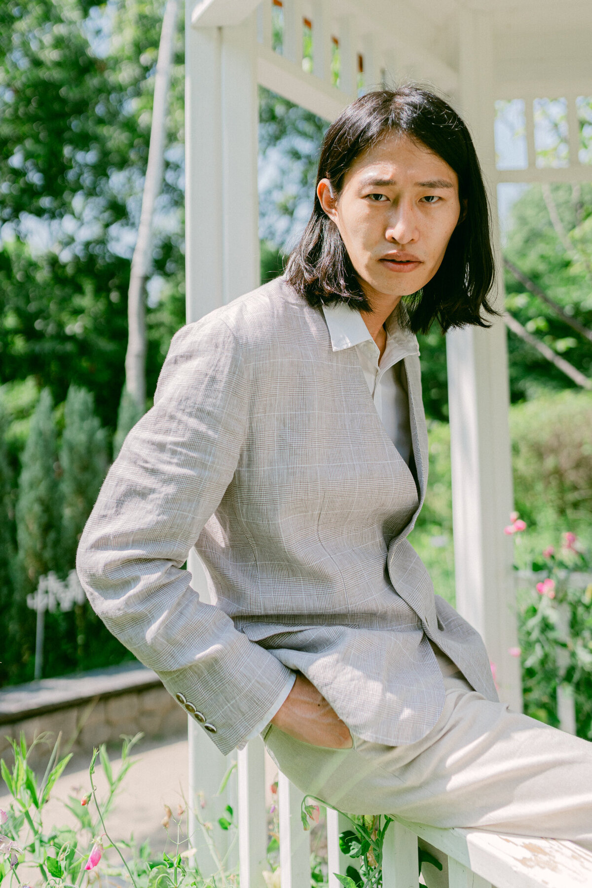 A breathtaking editorial campaign for Ahhorn’s Summer Collection, blending modern summer menswear and elegant women’s gown fashion with the timeless artistry of traditional Hanbok design. Captured in the heart of Gangnam’s Seoul Forest Park, this collection showcases luxury destination fashion crafted from sustainably sourced local silk fabrics in soft, ethereal pastels—perfectly embodying the refined aesthetic of Seoul Fashion Week. With Michael Asmussen Photography, renowned for editorial storytelling and high-end luxury campaigns, this shoot elevates the intersection of modern couture and heritage craftsmanship. Positioned at the forefront of Asia’s fashion capital, this editorial is a statement of elegance, innovation, and sustainability, ideal for global fashion brands, luxury event planners, and high-end destination campaigns.  아혼(Ahhorn) 썸머 컬렉션을 위한 감각적인 럭셔리 에디토리얼 촬영. 강남 서울숲 공원을 배경으로, 전통 한복 디자인에서 영감을 받은 모던한 썸머 남성복과 우아한 여성 드레스 컬렉션을 선보입니다. 부드러운 파스텔 컬러와 지속 가능한 현지 실크 소재를 활용하여, 서울 패션위크를 위한 세련되고 트렌디한 룩을 완성했습니다. 전 세계 럭셔리 브랜드와 하이엔드 에디토리얼 촬영을 전문으로 하는 Michael Asmussen Photography와 함께, 이 촬영은 아시아 패션 중심지에서 모던한 패션과 전통의 가치를 아름답게 담아낸 작품입니다. 글로벌 패션 브랜드, 럭셔리 이벤트 기획자, 그리고 하이엔드 여행 캠페인을 위한 완벽한 비주얼을 제공합니다.
