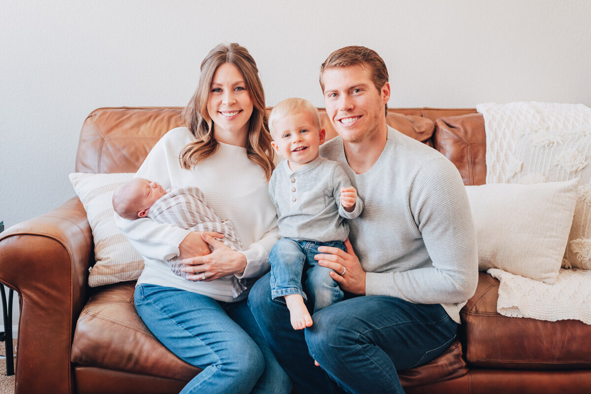 highlands-ranch-in-home-newborn-family-couch