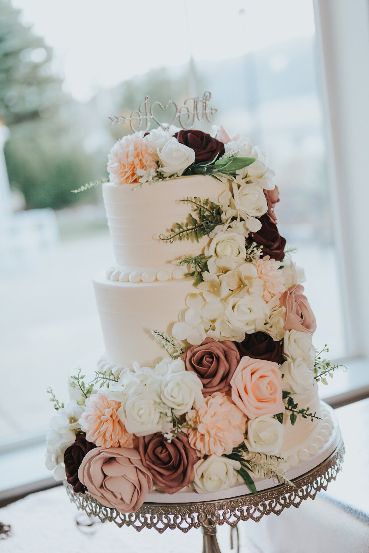 Wedding-cake-covered-in-roses