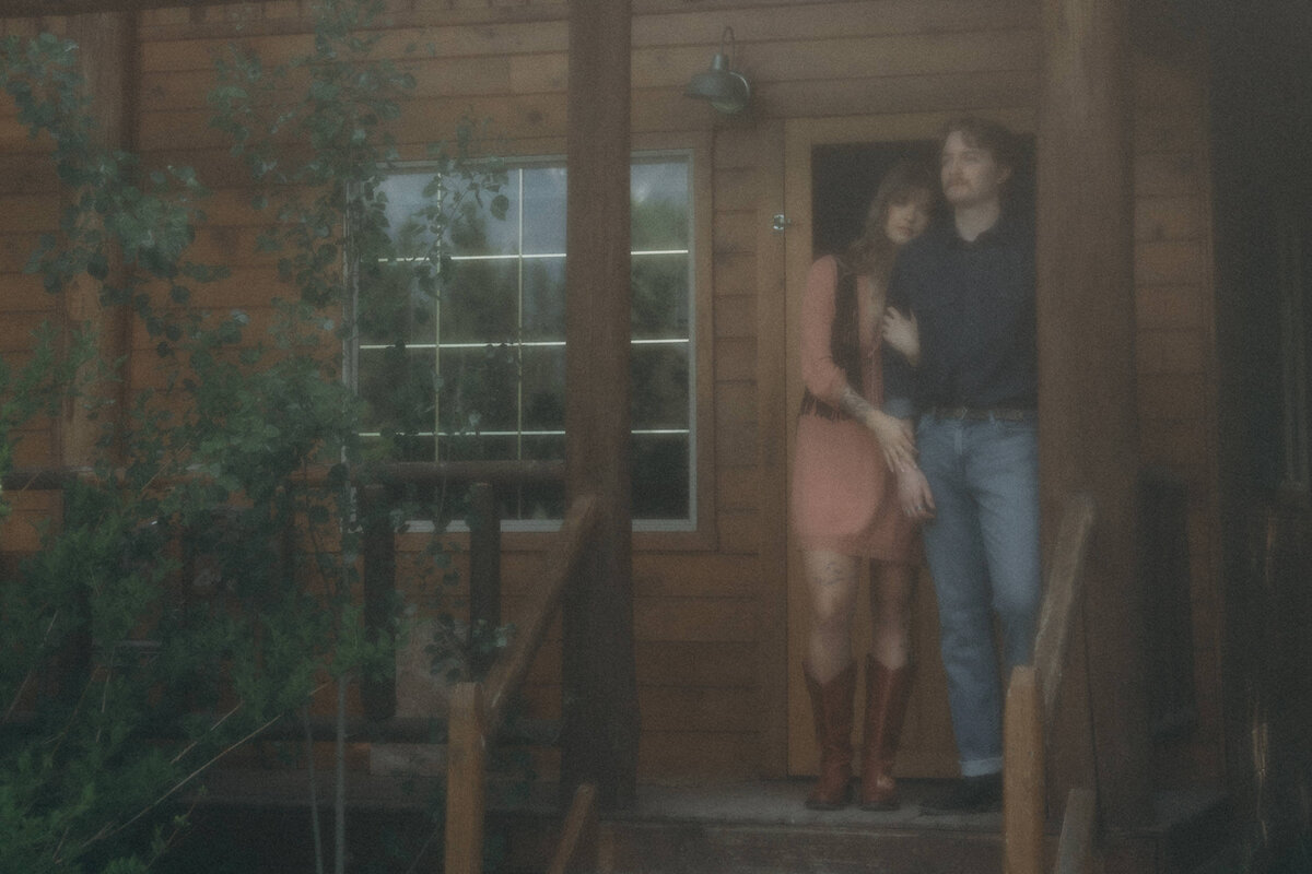 vpc-couples-vintage-cabin-shoot-23
